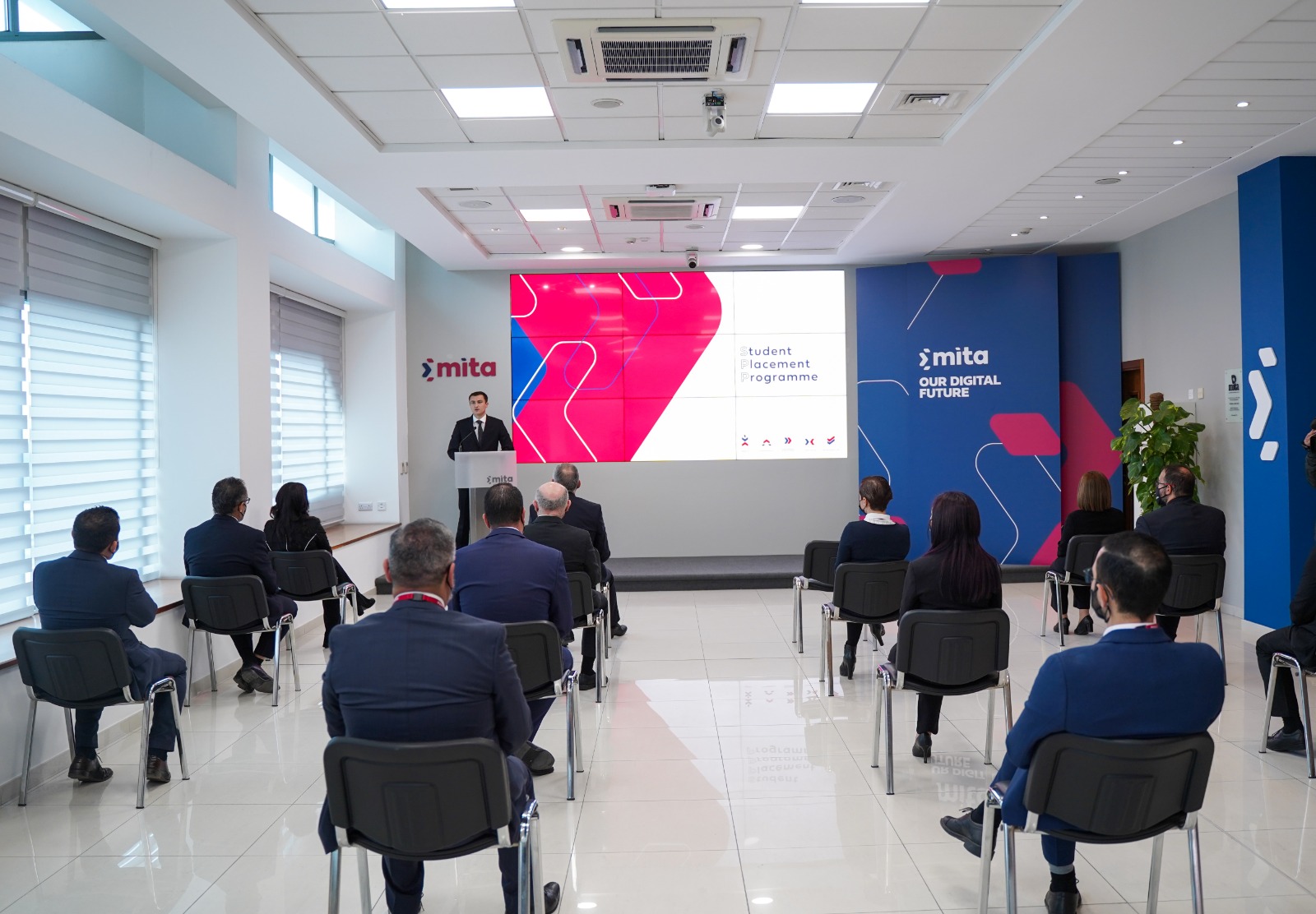 PRESS RELEASE BY THE MINISTRY FOR THE ECONOMY AND INDUSTRY € 800,000 investment for student paid working experience opportunities in summer 2021