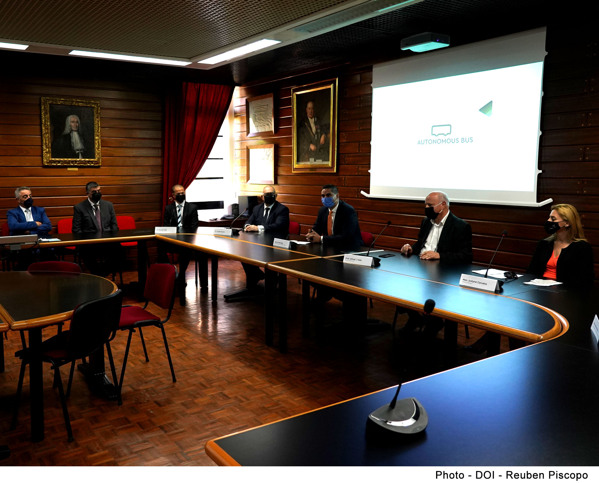 PRESS RELEASE BY THE MINISTRY FOR TRANSPORT, INFRASTRUCTURE AND CAPITAL PROJECTS AND BY THE MINISTRY FOR EDUCATION  A new innovative research project on autonomous buses launched