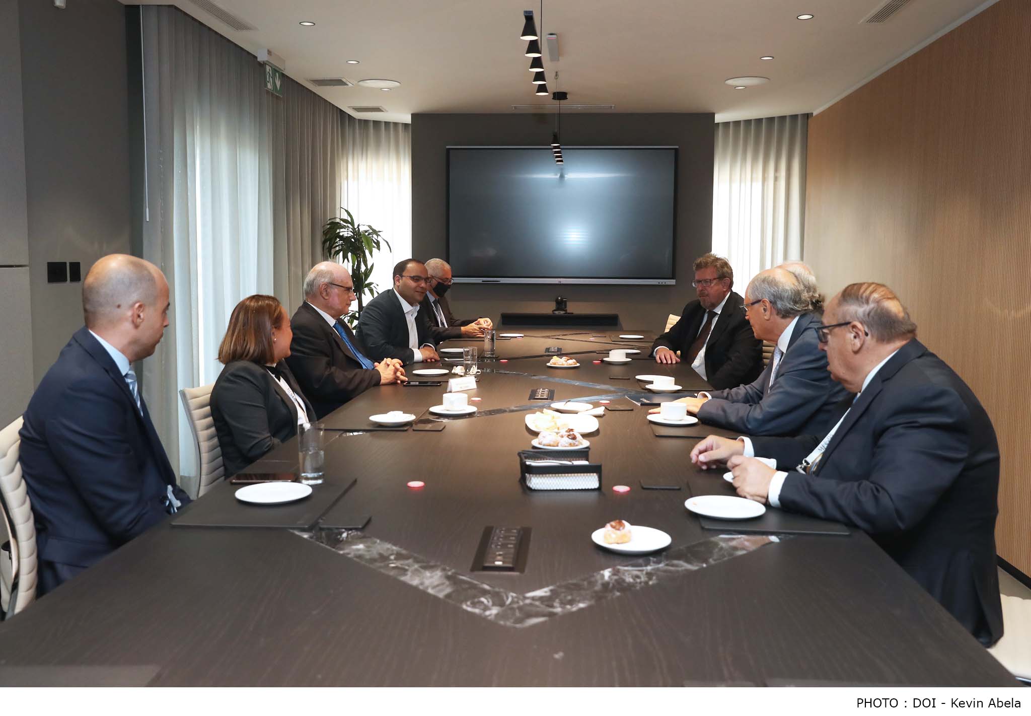 PRESS RELEASE BY THE MINISTRY FOR FINANCE AND EMPLOYMENT Minister Clyde Caruana visits the Malta Financial Services Authority