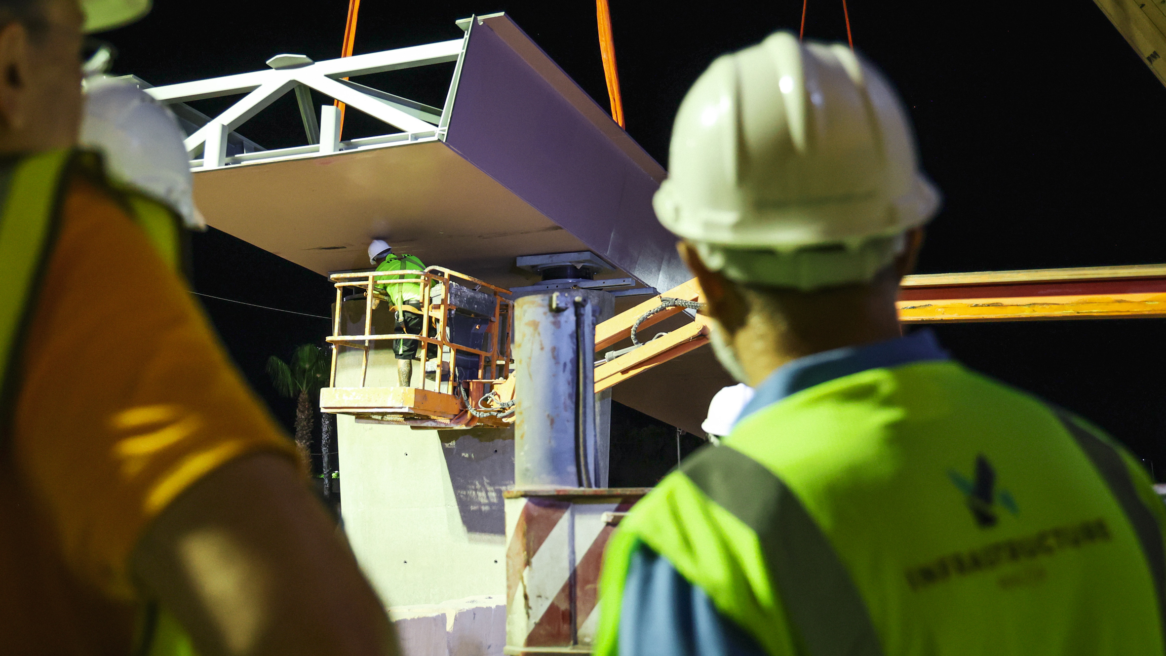 PRESS RELEASE BY THE MINISTRY FOR TRANSPORT, INFRASTRUCTURE AND CAPITAL PROJECTS AND THE PARLIAMENTARY SECRETARIAT FOR EUROPEAN FUNDS Airport flyovers taking shape: 300 tonnes of iron decks being put into place