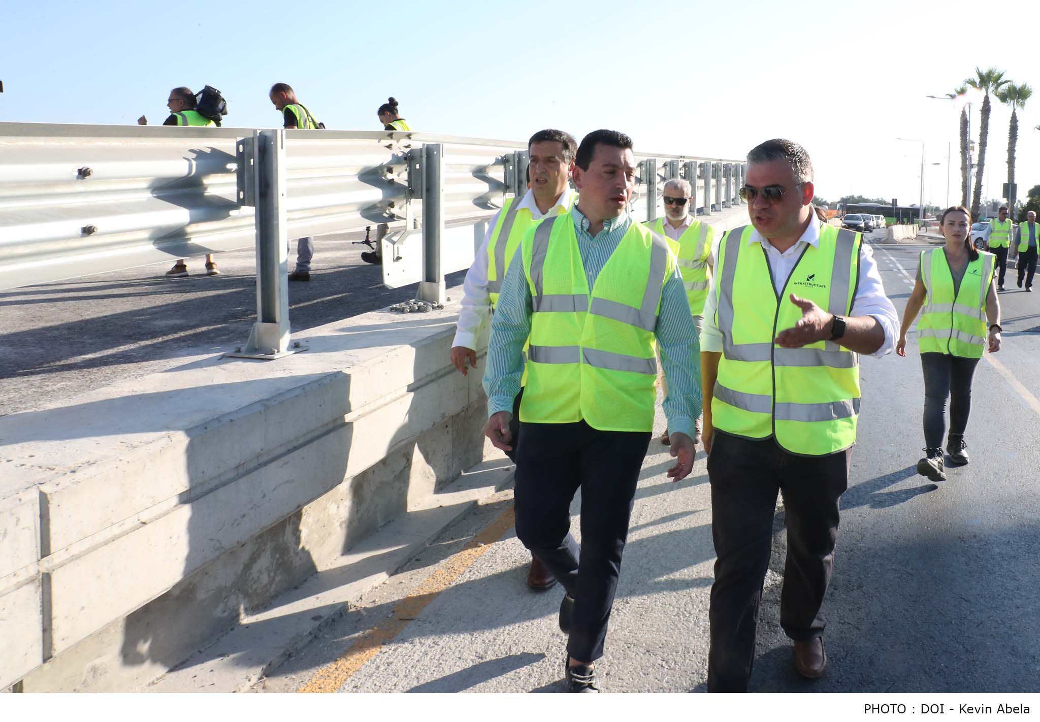 PRESS RELEASE BY THE MINISTRY FOR TRANSPORT, INFRASTRUCTURE AND CAPITAL PROJECTS AND THE PARLIAMENTARY SECRETARIAT FOR EUROPEAN FUNDS Airport flyovers taking shape: 300 tonnes of iron decks being put into place