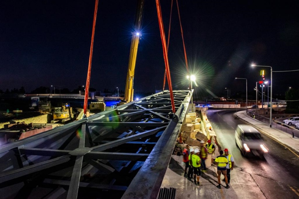 PRESS RELEASE BY THE MINISTRY FOR TRANSPORT, INFRASTRUCTURE AND CAPITAL PROJECTS AND THE PARLIAMENTARY SECRETARIAT FOR EUROPEAN FUNDS Airport flyovers taking shape: 300 tonnes of iron decks being put into place