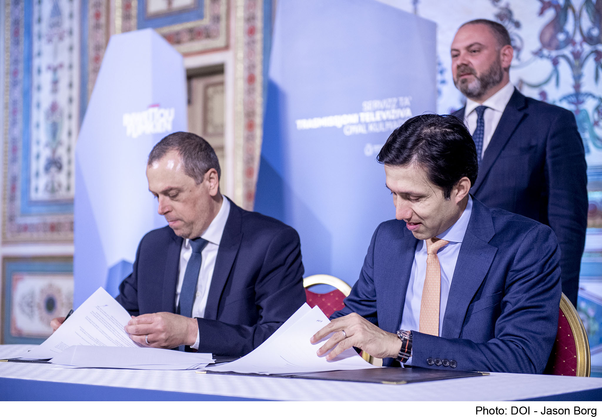 PRESS RELEASE BY THE MINISTRY FOR THE NATIONAL HERITAGE, THE ARTS AND LOCAL GOVERNMENT An agreement is reached to ensure that every Maltese and Gozitan citizen has free access to basic television services