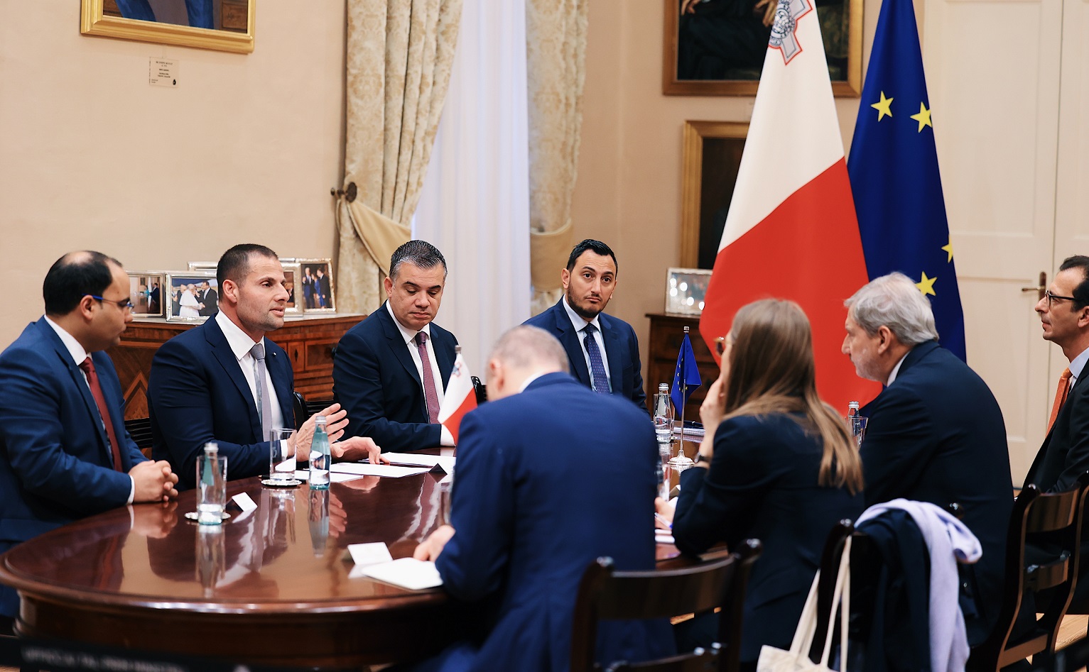 STQARRIJA MILL-UFFIĊĊJU TAL-PRIM MINISTRU Il-Prim Ministru Robert Abela f’laqgħa mal-Kummissarju Ewropew responsabbli mill-Budget u Amministrazzjoni, Johannes Hahn, fil-Berġa ta’ Kastilja