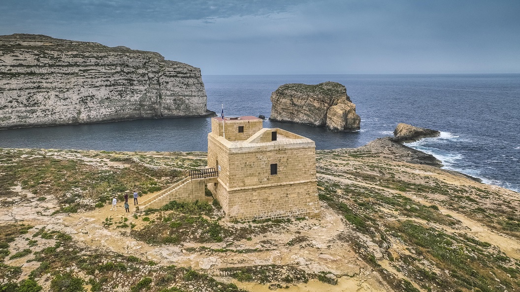 STQARRIJA MILL-MINISTERU GĦAL GĦAWDEX, MILL-MINISTERU GĦAT-TURIŻMU U MIS-SEGRETARJAT PARLAMENTARI GĦALL-FONDI EWROPEJ Jitlesta x-xogħol ta’ restawr fuq it-Torri tad-Dwejra f’Għawdex