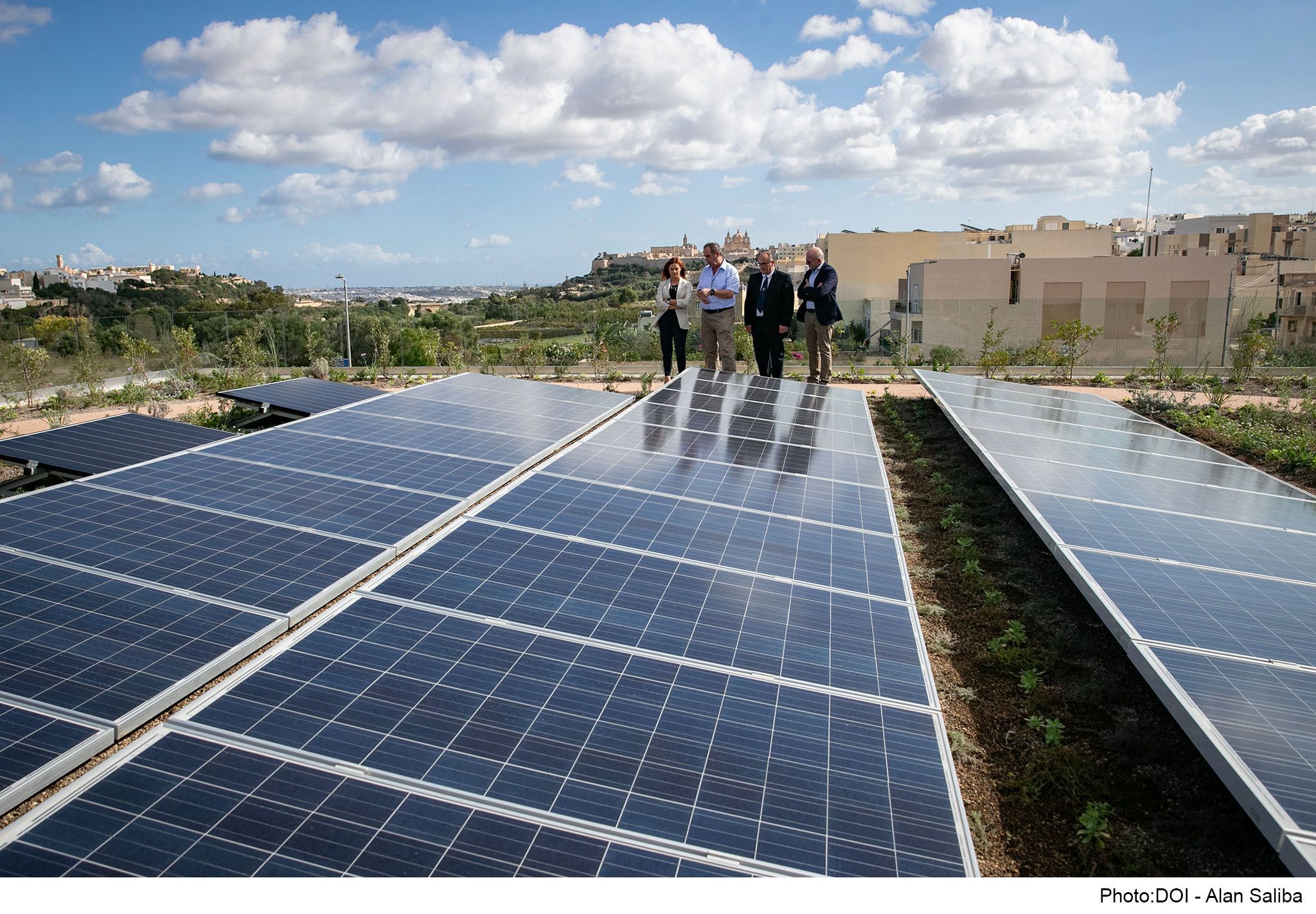 PRESS RELEASE BY THE MINISTRY FOR THE ENVIRONMENT, ENERGY AND ENTERPRISE Experimental green roof with 3,000 plants to gather scientific data for future projects