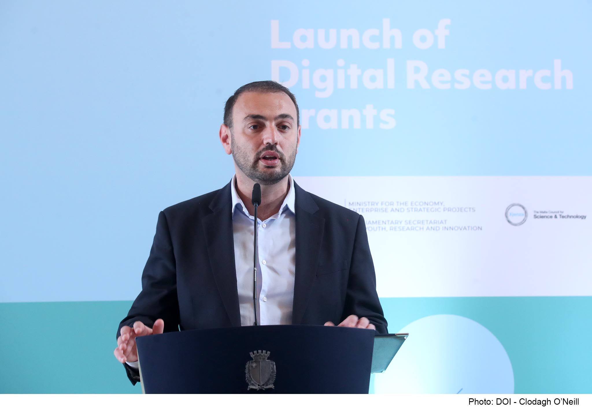 STQARRIJA MILL-MINISTERU GĦALL-EKONOMIJA, L-INTRAPRIŻA U PROĠETTI STRATEĠIĊI U MIS-SEGRETARJAT PARLAMENTARI GĦAŻ-ŻGĦAŻAGĦ, IR-RIĊERKA U L-INNOVAZZJONI INWETTQU FLIMKIEN: ’Il fuq minn €1.3 miljun f’għotjiet għar-riċerka u proġetti diġitali