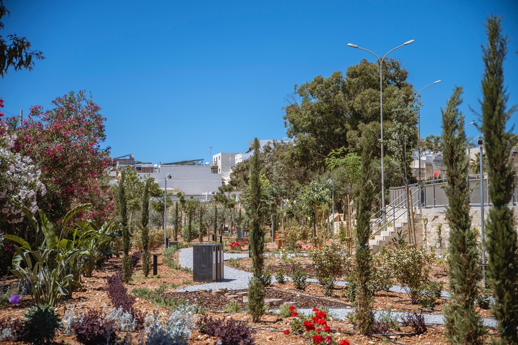 PRESS RELEASE BY THE MINISTRY FOR THE ENVIRONMENT, ENERGY AND PUBLIC CLEANLINESS: From concrete to open green space: 9,000 square metres of land in Pembroke turned into a garden