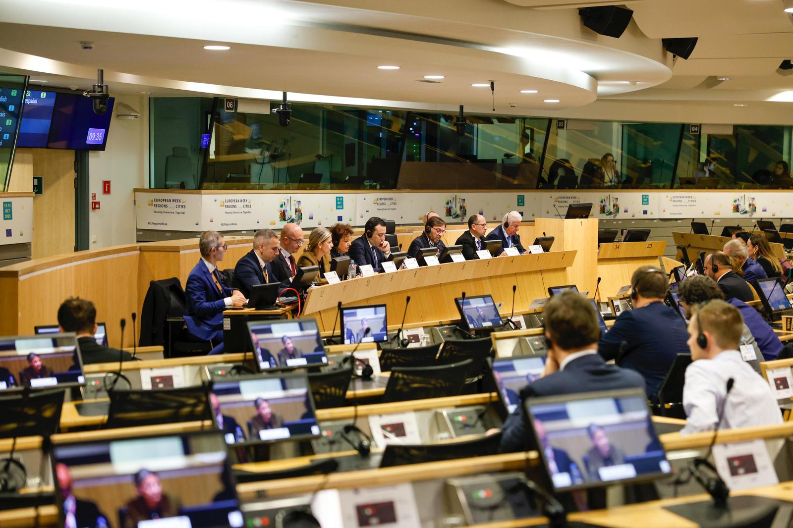 STQARRIJA MILL-MINISTERU GĦAL GĦAWDEX U L-IPPJANAR Il-Ministru Clint Camilleri f’bosta laqgħat u diskussjonijiet fi Brussell b’enfasi fuq finanzjament għat-tisħiħ tal-konnettività u infrastruttura sabiex l-isfidi għall-gżejjer reġjuni bħal Għawdex jinbid