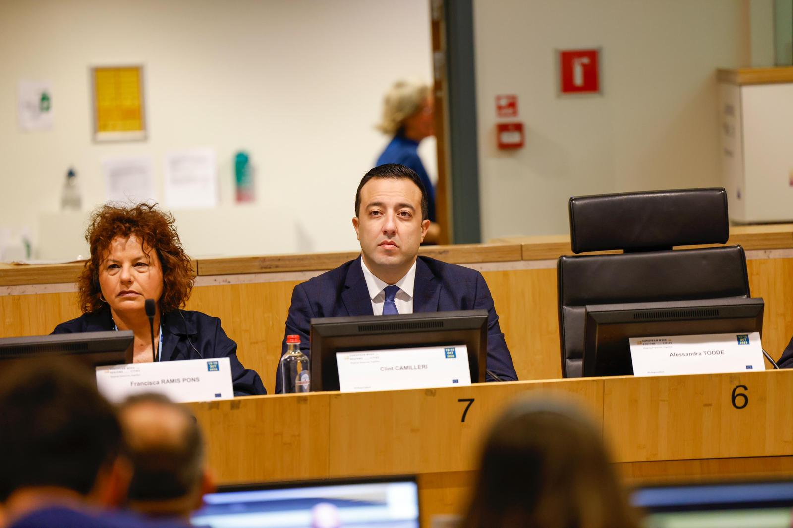 STQARRIJA MILL-MINISTERU GĦAL GĦAWDEX U L-IPPJANAR Il-Ministru Clint Camilleri f’bosta laqgħat u diskussjonijiet fi Brussell b’enfasi fuq finanzjament għat-tisħiħ tal-konnettività u infrastruttura sabiex l-isfidi għall-gżejjer reġjuni bħal Għawdex jinbid