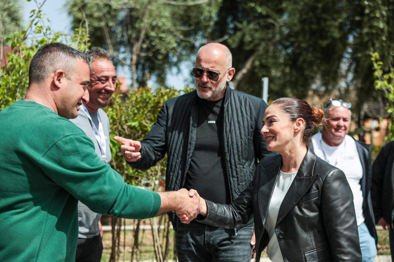 PRESS RELEASE BY THE MINISTRY FOR THE ENVIRONMENT, ENERGY AND PUBLIC CLEANLINESS Distribution of trees begins to the first beneficiaries of the tree-planting initiative