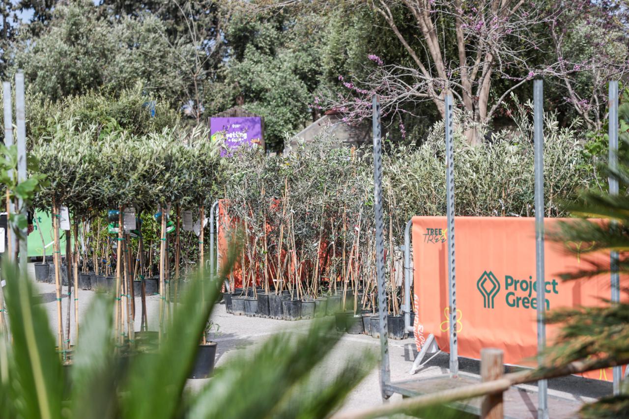 PRESS RELEASE BY THE MINISTRY FOR THE ENVIRONMENT, ENERGY AND PUBLIC CLEANLINESS Distribution of trees begins to the first beneficiaries of the tree-planting initiative