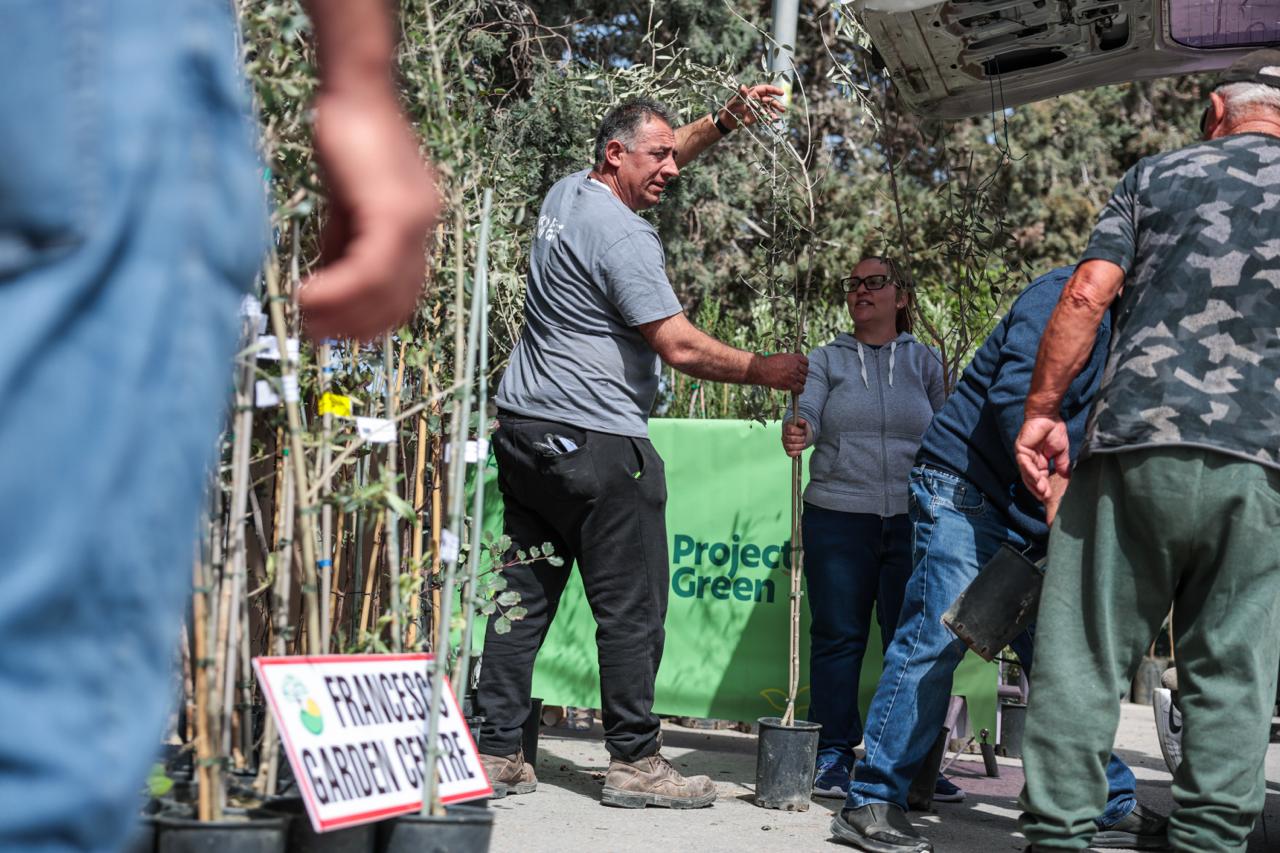 PRESS RELEASE BY THE MINISTRY FOR THE ENVIRONMENT, ENERGY AND PUBLIC CLEANLINESS Distribution of trees begins to the first beneficiaries of the tree-planting initiative