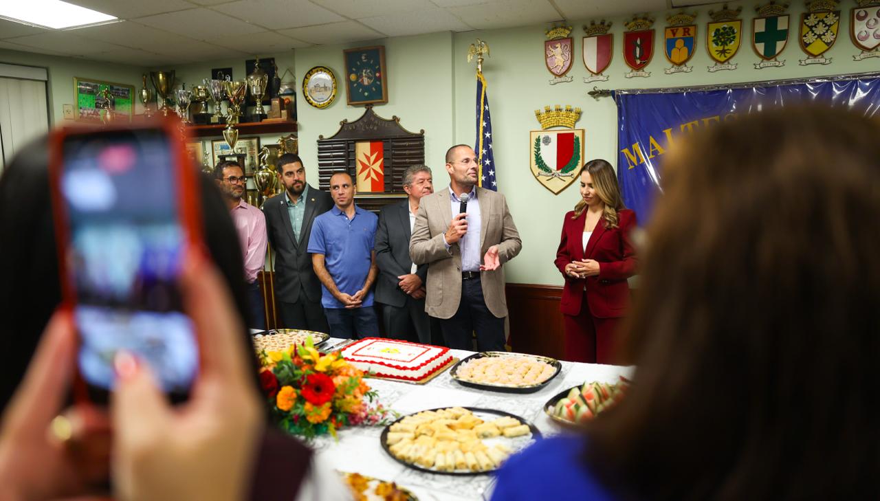 STQARRIJA MILL-UFFIĊĊJU TAL-PRIM MINISTRU Il-Prim Ministru Robert Abela u martu Dr Lydia Abela jiltaqgħu mal-komunità Maltija f’Astoria, New York