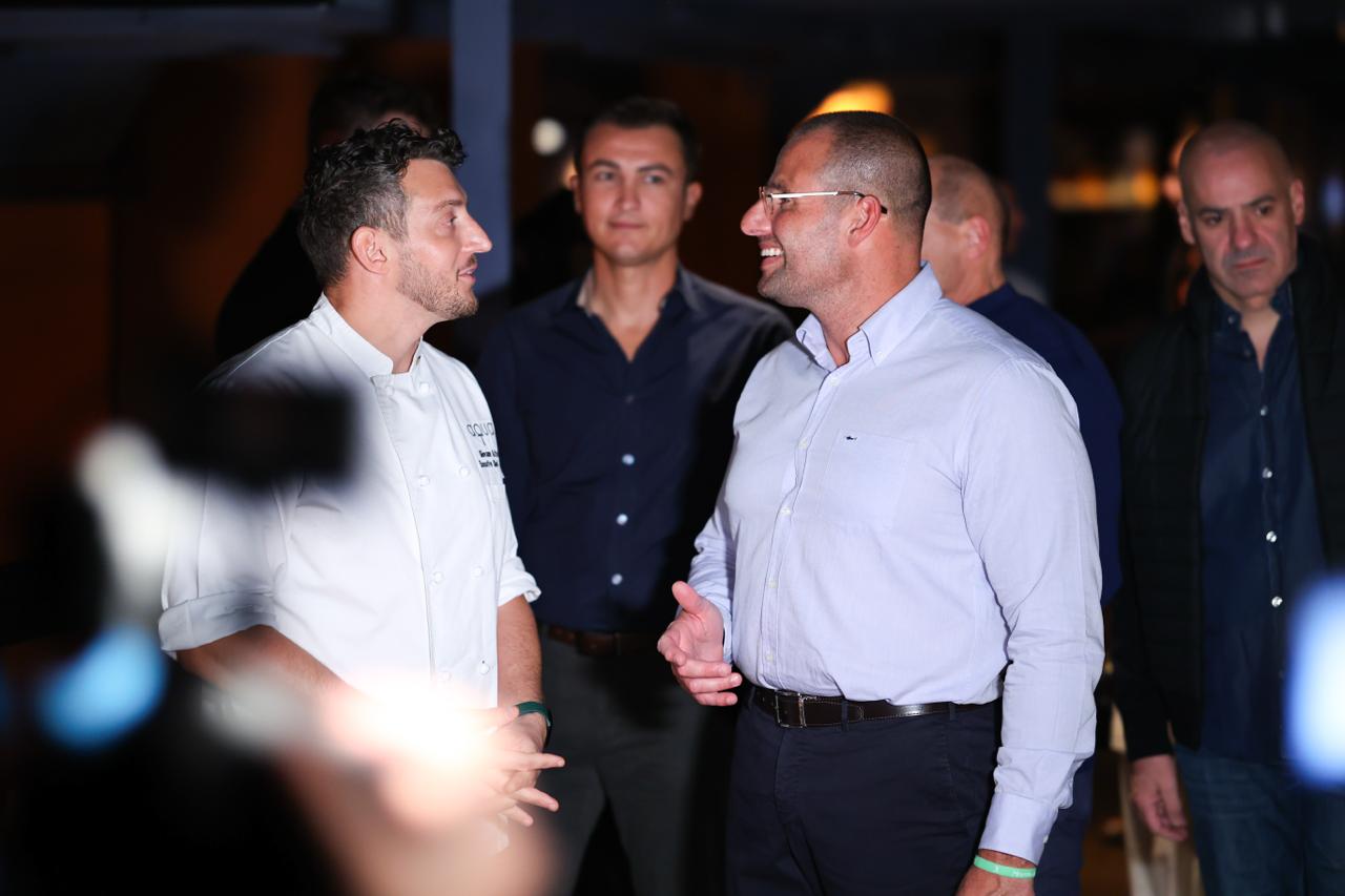 STQARRIJA MILL-UFFIĊĊJU TAL-PRIM MINISTRU Il-Prim Ministru jiltaqa’ max-chef Għawdxi Giovann Attard f’Aqua Roma fi New York