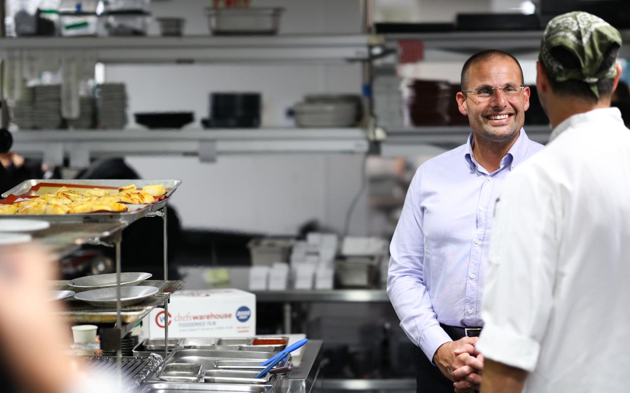 STQARRIJA MILL-UFFIĊĊJU TAL-PRIM MINISTRU Il-Prim Ministru jiltaqa’ max-chef Għawdxi Giovann Attard f’Aqua Roma fi New York