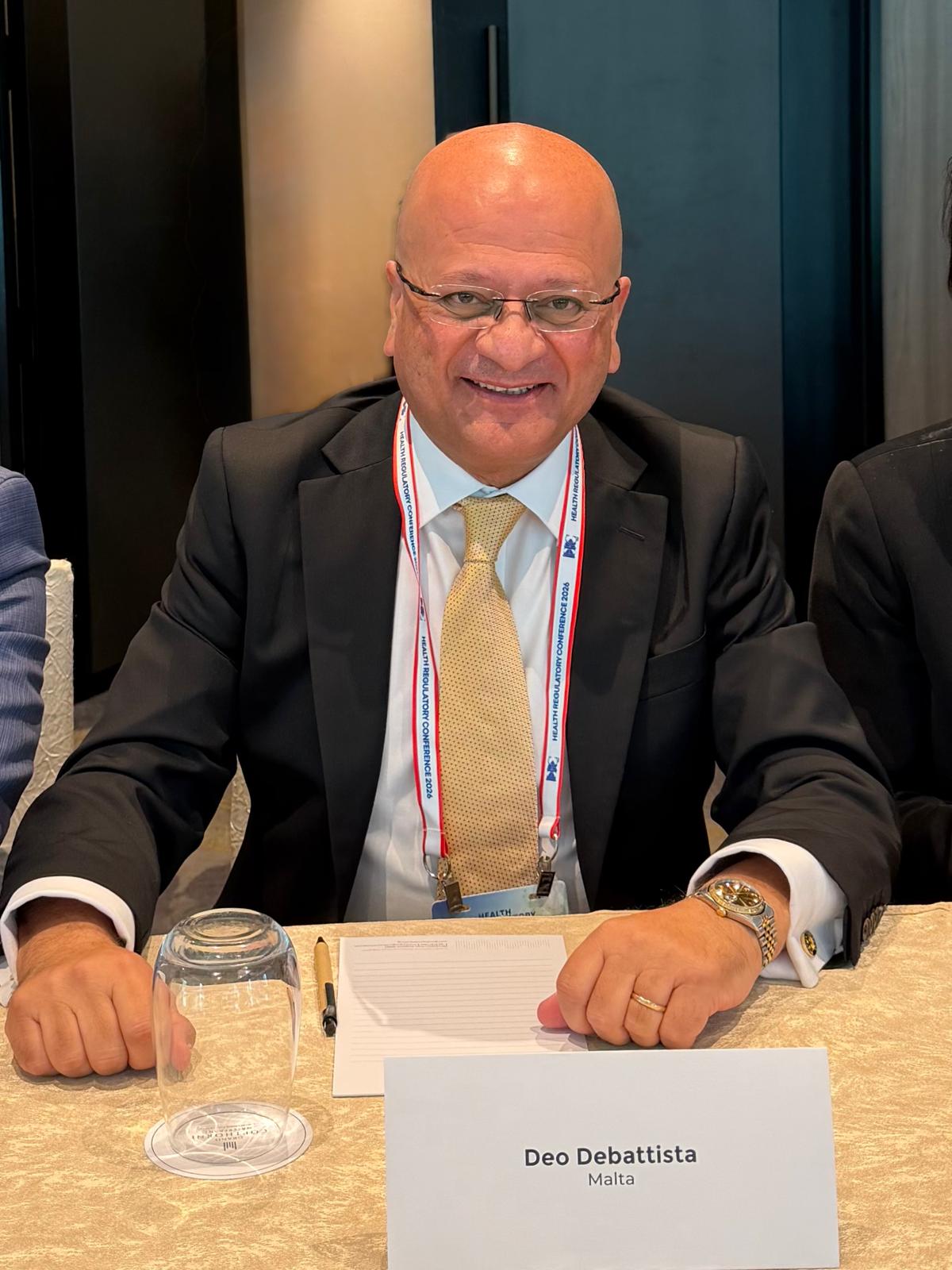 STQARRIJA MIS-SEGRETARJAT PARLAMENTARI FL-UFFIĊĊJU TAD-DEPUTAT PRIM MINISTRU U L-MINISTERU GĦAS-SAĦĦA Is-Segretarju Parlamentari Deo Debattista jenfasizza l-importanza li l-persuna tkun fiċ-ċentru tas-servizzi tas-saħħa u tal-kura waqt konferenza intern