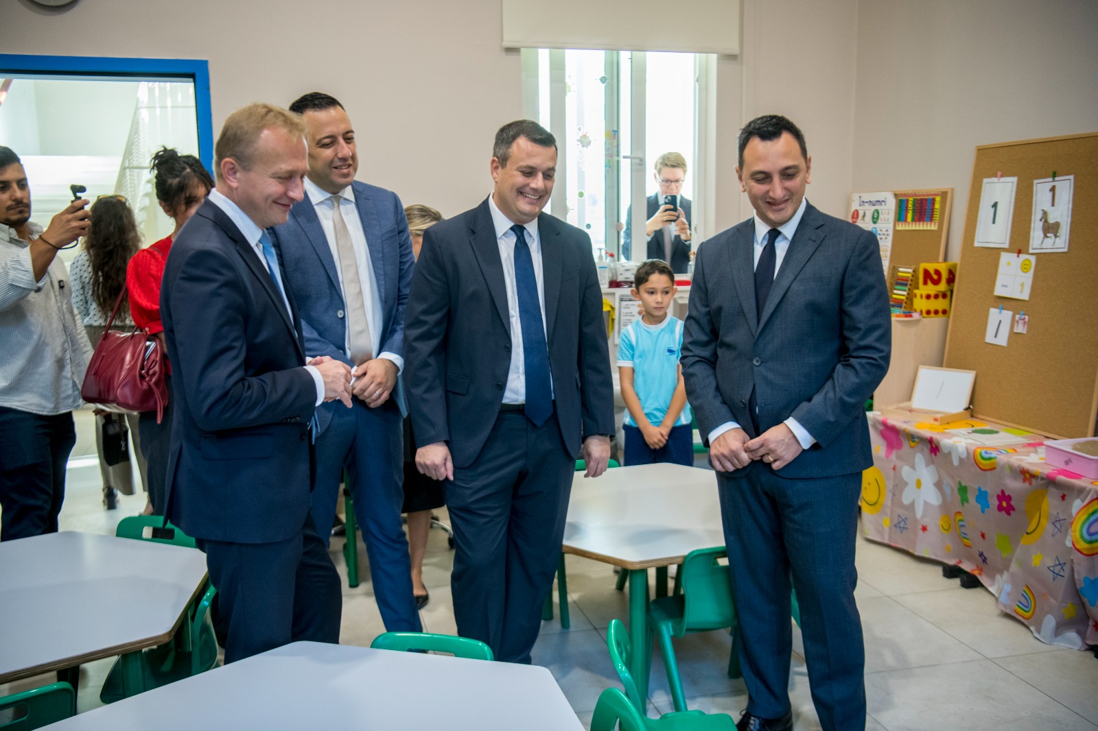 STQARRIJA MILL-MINISTERU GĦAL GĦAWDEX U MILL-MINISTERU GĦALL-EDUKAZZJONI U L-ISPORT Żewġ kummissarji Ewropej iżuru l-Iskola Primarja tan-Nadur waqt żjara uffiċjali f’Għawdex