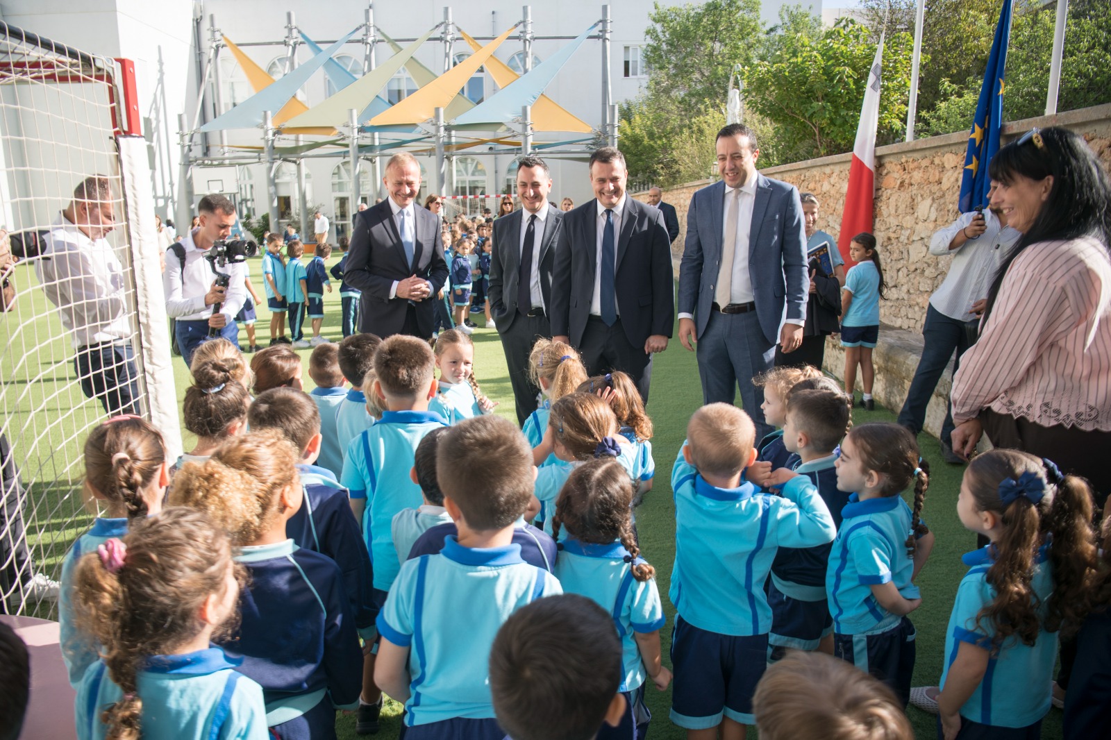 STQARRIJA MILL-MINISTERU GĦAL GĦAWDEX U MILL-MINISTERU GĦALL-EDUKAZZJONI U L-ISPORT Żewġ kummissarji Ewropej iżuru l-Iskola Primarja tan-Nadur waqt żjara uffiċjali f’Għawdex